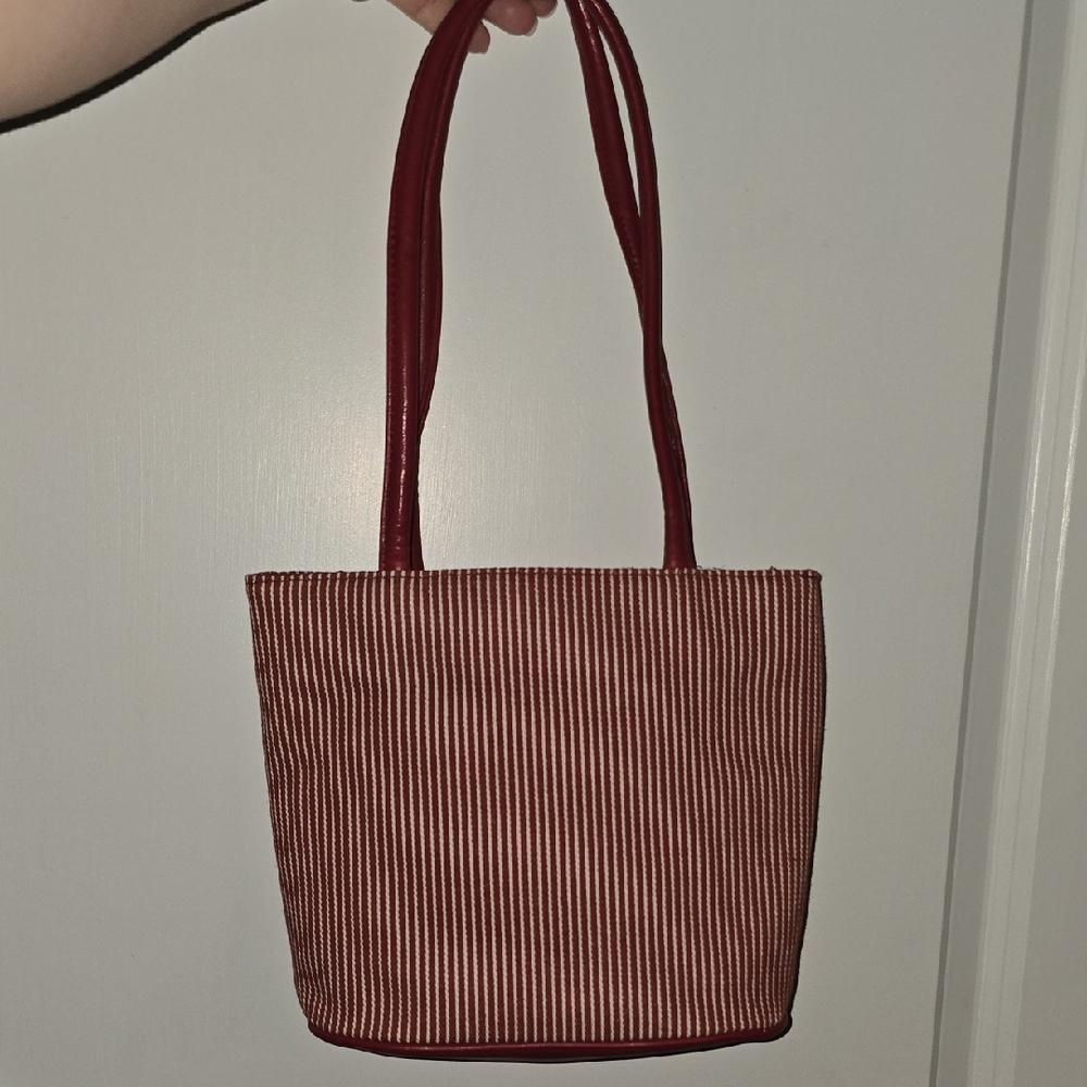 Bueno Red Shoulder Bag with Classic Design